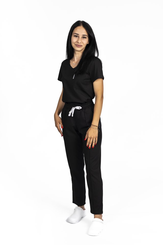 Fekete, rugalmas orvosi öltöny V-nyakú blúzzal, húzózsinórral és rugalmas nadrággal