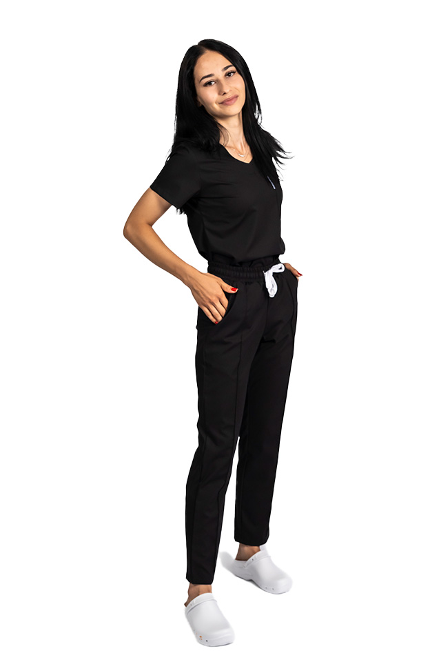 Fekete, rugalmas orvosi öltöny V-nyakú blúzzal, húzózsinórral és rugalmas nadrággal