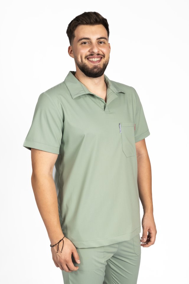 Férfi olívazöld, rugalmas pólóing, orvosi öltöny, V-nyakú blúzzal és szabadidőnadrággal, húzózsinórral és gumival.