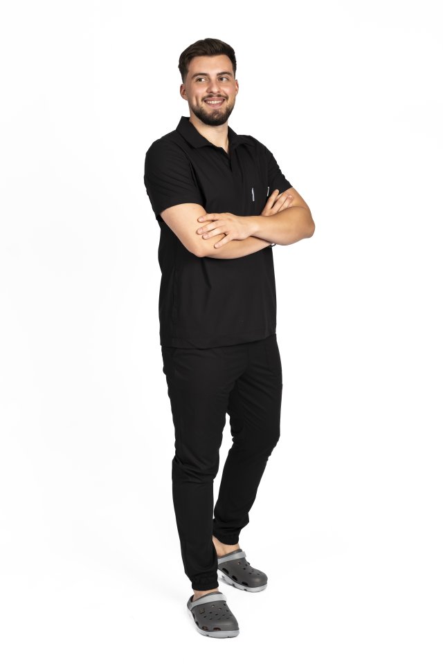 Férfi fekete, rugalmas pólóruha orvosi öltöny V-nyakú blúzzal és szabadidőnadrággal, húzózsinórral és gumival.