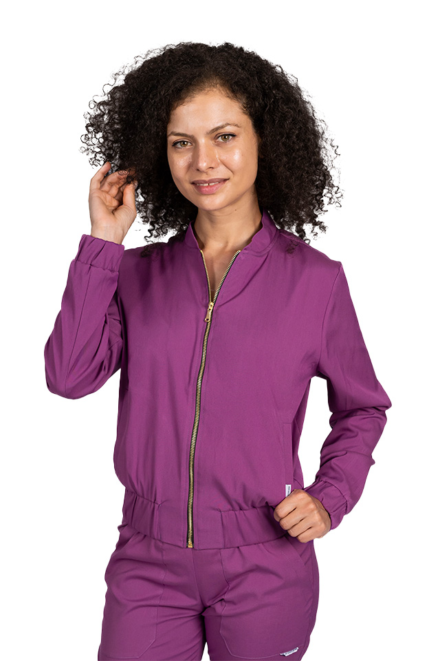 Bíborvörös, rugalmas orvosi dzseki két foltzsebbel és cipzárral