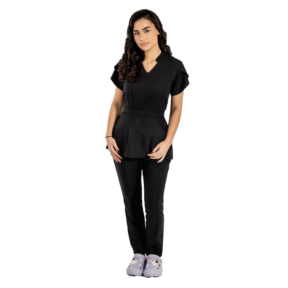 Alina rugalmas orvosi ruha, fekete színű, blúz húzózsinórral és nadrág húzózsinórral és gumival
