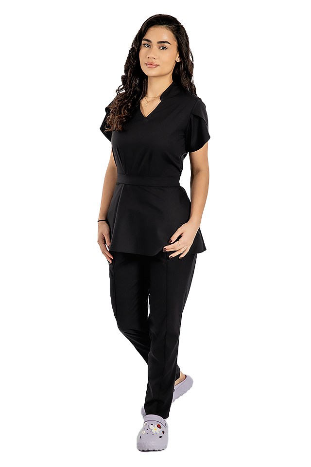 Alina rugalmas orvosi ruha, fekete színű, blúz húzózsinórral és nadrág húzózsinórral és gumival