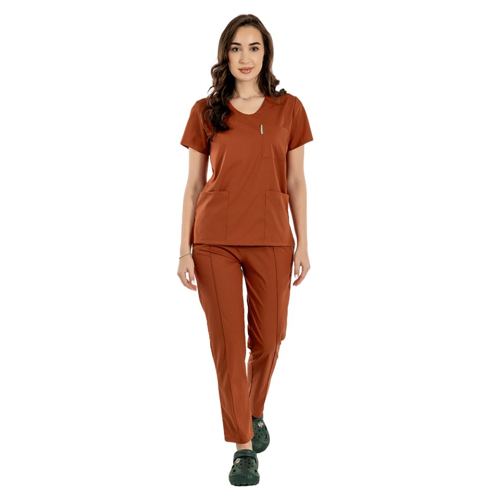 Karamell színű, rugalmas orvosi öltöny V-nyakú blúzzal, húzózsinórral és rugalmas nadrággal