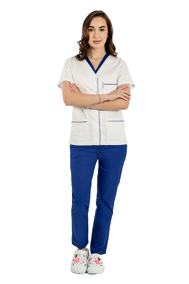 Elasztánnal készült orvosi öltöny, amely fehér blúzból, kék szegéllyel, és kék nadrágból, gumival Elasztánnal készült orvosi öltöny, amely fehér blúzból, kék szegéllyel, és kék nadrágból, gumival