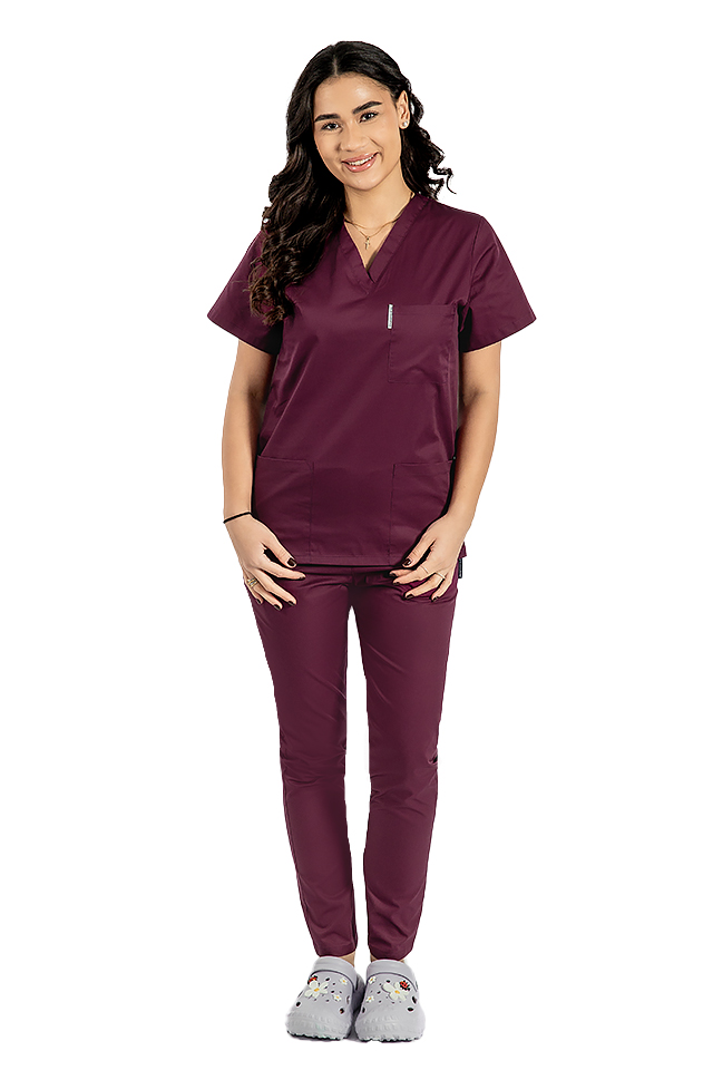 Cseresznye orvosi öltöny, V-nyakú blúz, három zseb és elasztikus nadrág Cseresznye orvosi öltöny, V-nyakú blúz, három zseb és elasztikus nadrág