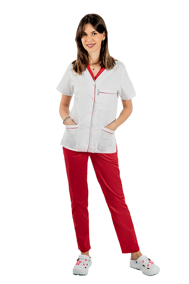 Elasztánnal készült orvosi öltöny, amely fehér, piros szegélyű blúzból és piros, gumis nadrágból áll. Elasztánnal készült orvosi öltöny, amely fehér, piros szegélyű blúzból és piros, gumis nadrágból áll.