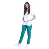 Egészségügyi öltöny, fehér blúzból zöld paspollal és zöld sebésznadrágból..