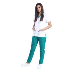 Egészségügyi öltöny, fehér blúzból zöld paspollal és zöld sebésznadrágból