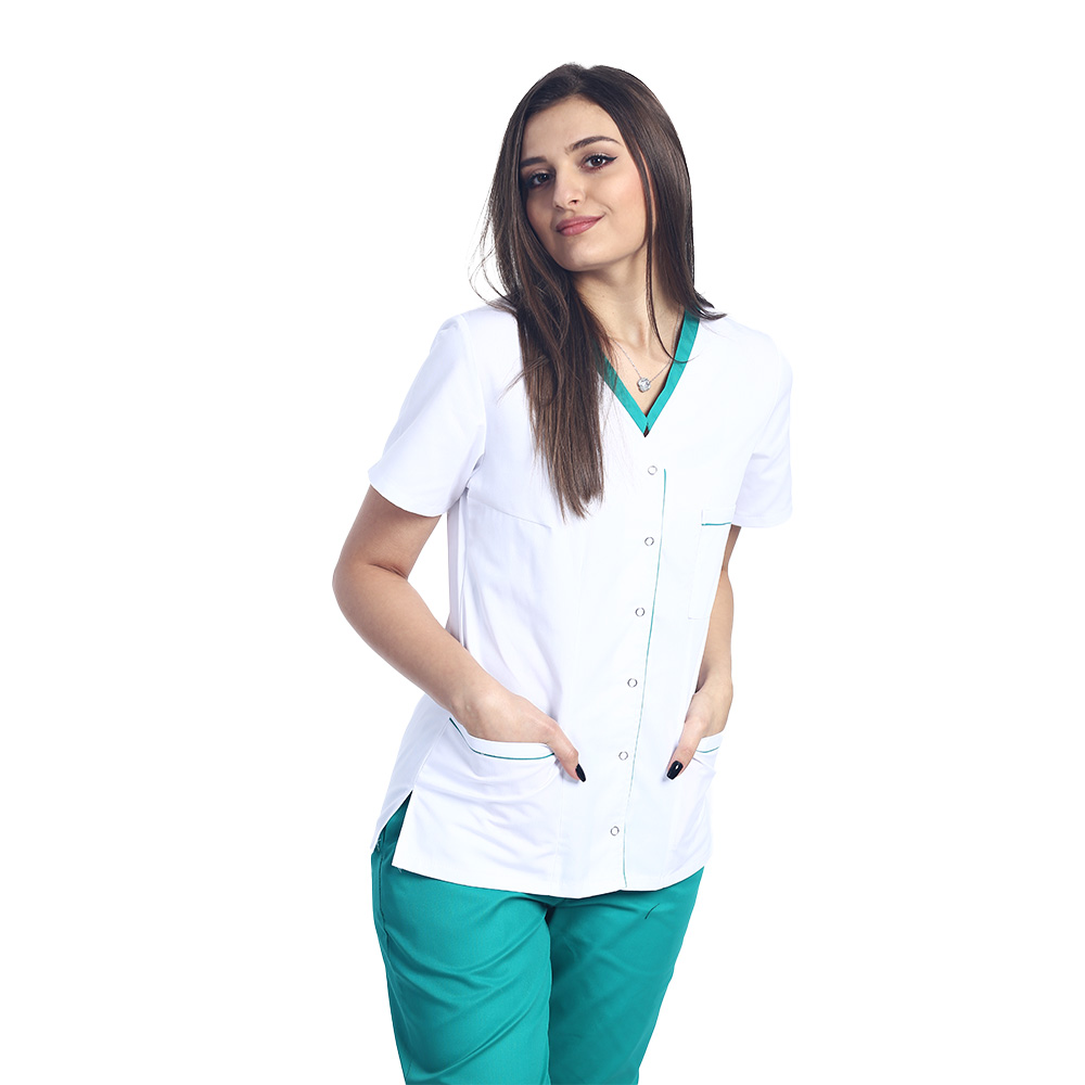 Egészségügyi öltöny, fehér blúzból zöld paspollal és zöld sebésznadrágból