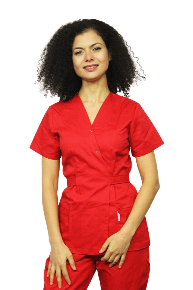 Piros orvosi öltöny, kimonó blúzzal és piros gumis nadrággal