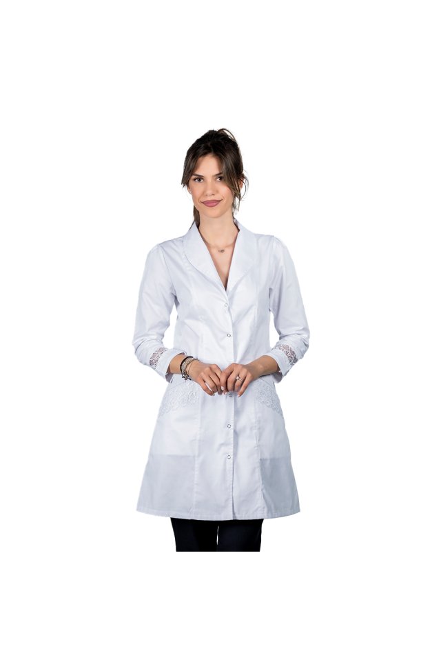Mara fehér orvosi ruha, női, kendőgallérral, két zsebbel és hosszú ujjú csipkével