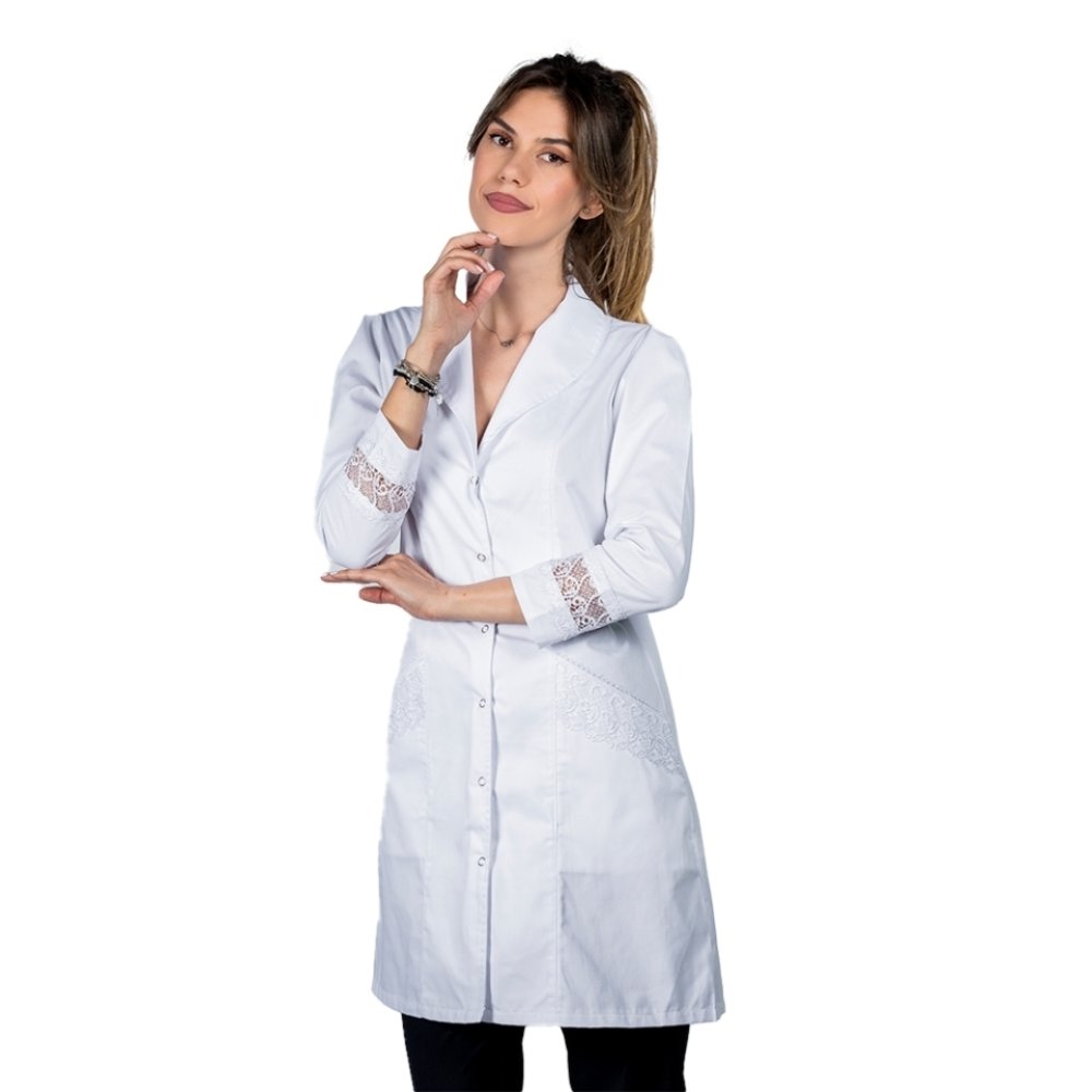 Mara fehér orvosi ruha, női, kendőgallérral, két zsebbel és hosszú ujjú csipkével