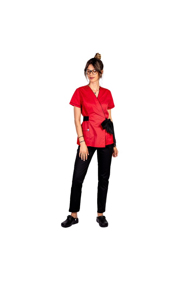 Orvosi öltöny piros kimonóval, fekete  paszpóllal és masni típusú övvel.