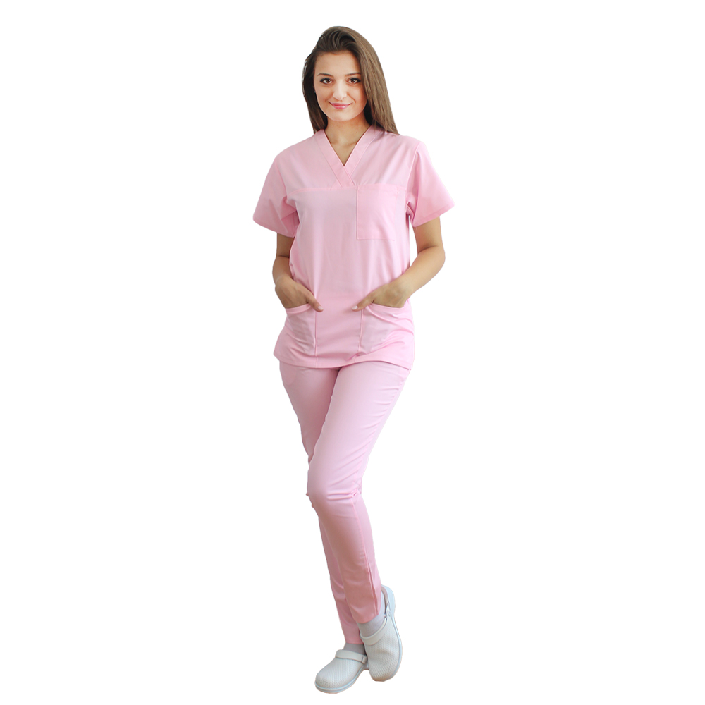 Halvány rózsaszín orvosi öltöny, amely V-nyakú blúzból és rózsaszín elasztikus nadrágból áll
